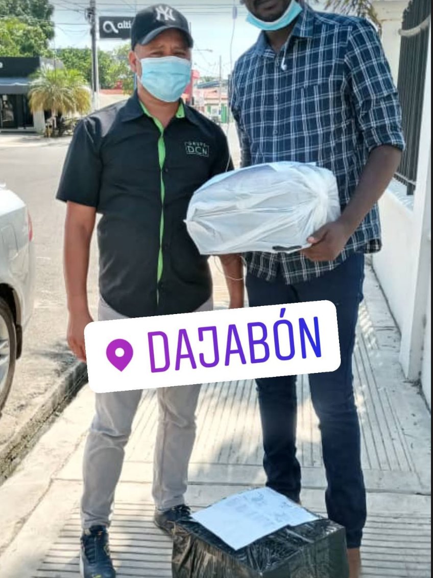 Colaborador de Grupo DCM entregando un paquete en Dajabón