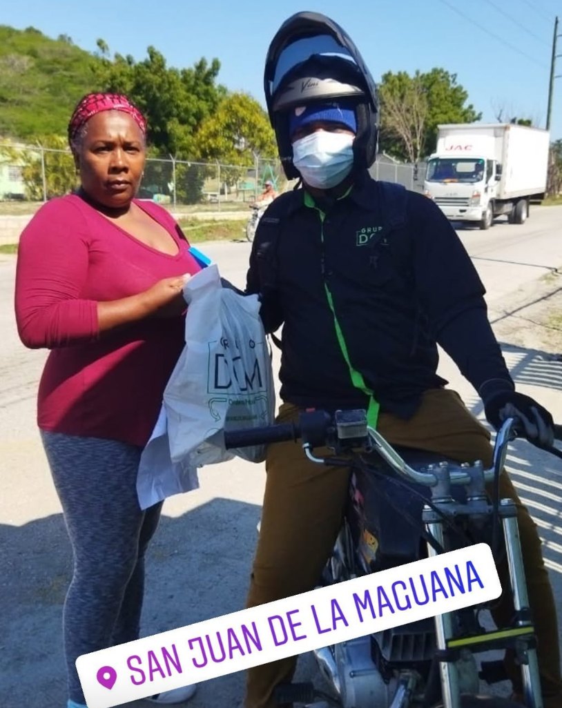 Mensajero en motocicleta entregando un pedido en San Juan de la Maguana