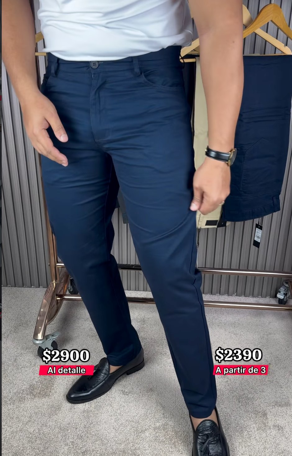 Pantalón chino azul marino con zapatos de vestir negros