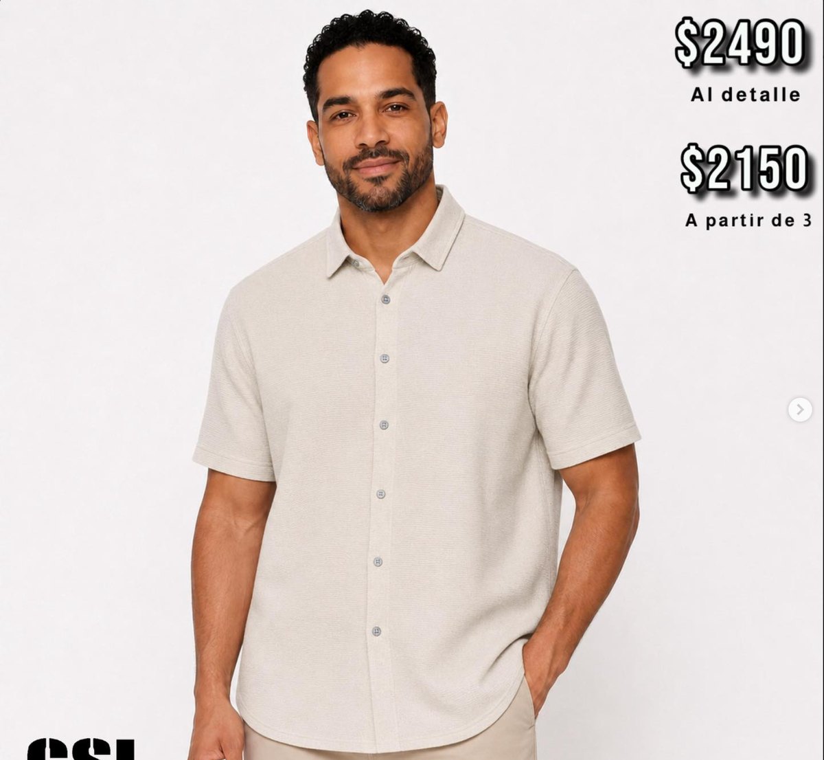 Camisa manga corta color crema puesta con pantalón caqui