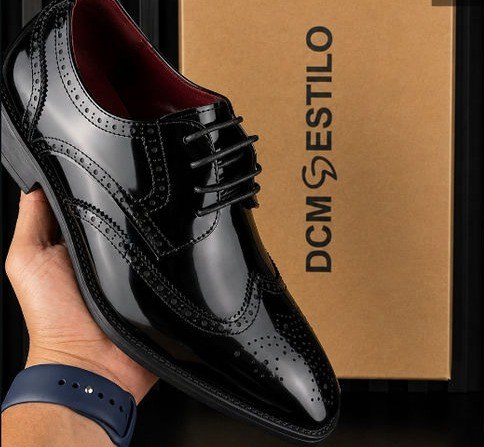 Zapatos de vestir negros DCM Estilo junto a la caja de la marca